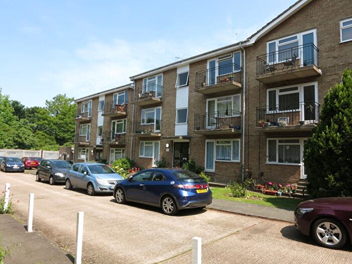 1 Bedroom Flat To Rent In Lovelace Gardens, Surbiton, KT6