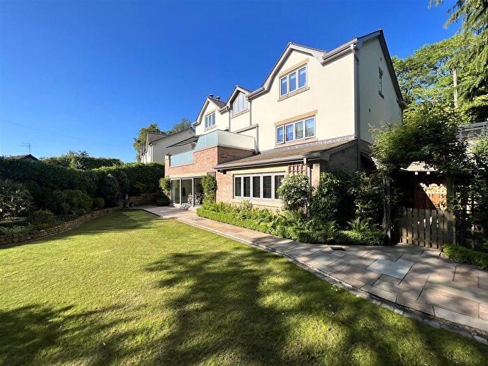 4 Bedroom Detached House For Sale In Mottram Old Road, Stalybridge, SK15