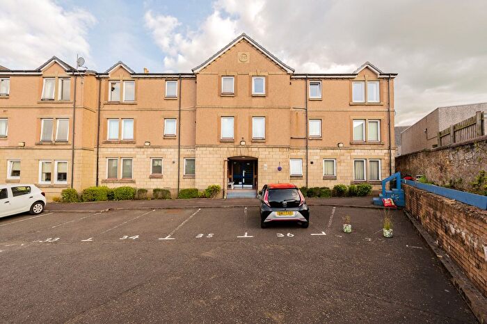 2 Bedroom Flat To Rent In Kerse Place, Falkirk, FK1