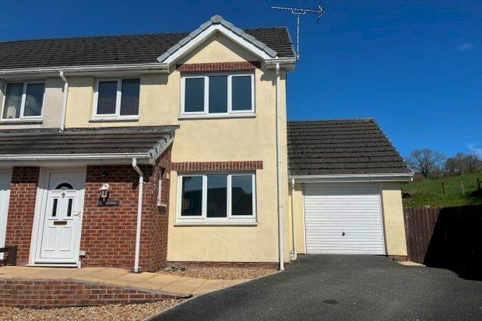 3 Bedroom Property To Rent In Bryn Deri Close, Castell Newydd Emlyn, SA38