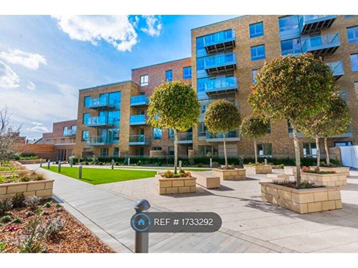 2 Bedroom Flat To Rent In Smithfield Square, London, N8