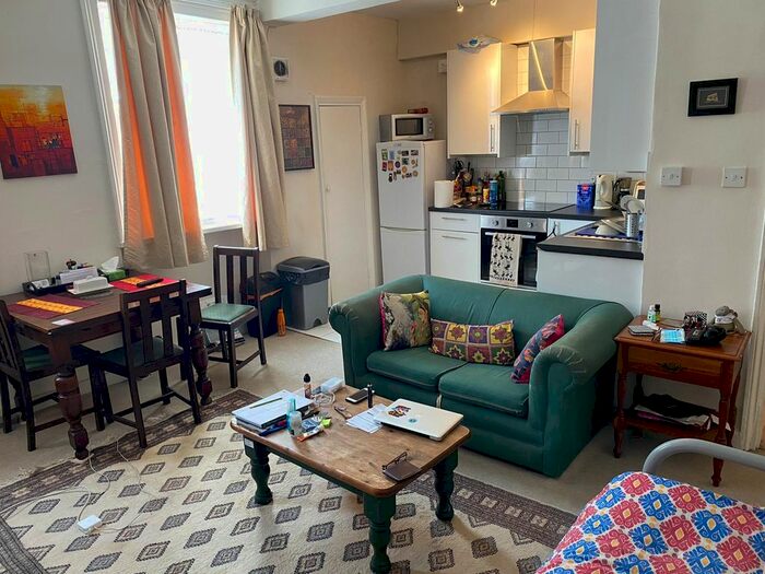 1 Bedroom Flat To Rent In Stockwell Road, Stockwell, SW9