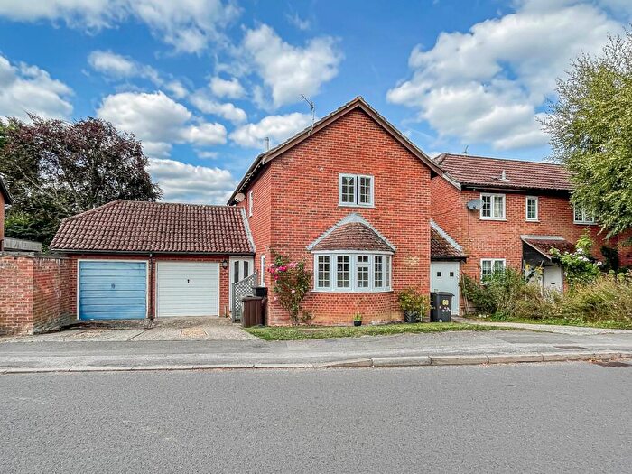 3 Bedroom Link Detached House For Sale In The Avenue, Liphook, Hampshire, GU30