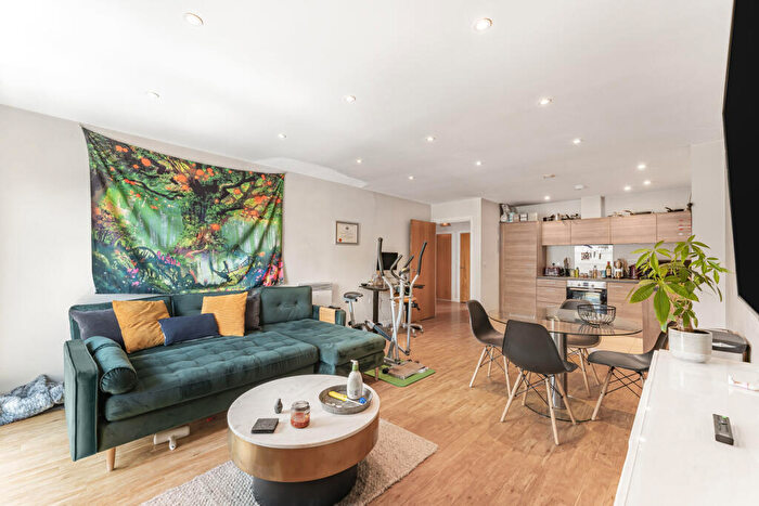 2 Bedroom Apartment For Sale In Commercial Road, London, E14