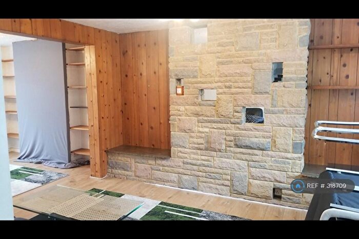 3 Bedroom Semi-Detached House To Rent In Meadfield Avenue, Slough, SL3