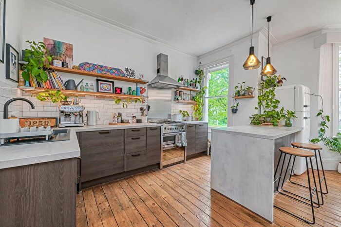 2 Bedroom Flat For Sale In Raleigh Gardens, Brixton, London, SW2