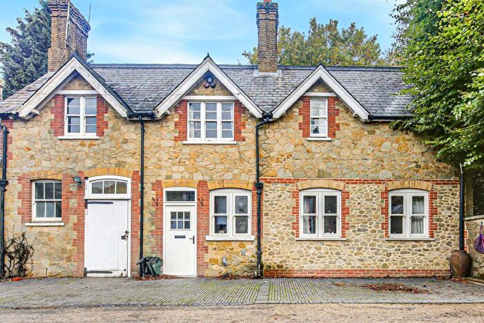 2 Bedroom Cottage To Rent In Tenchleys Park, Limpsfield Chart, Oxted, RH8