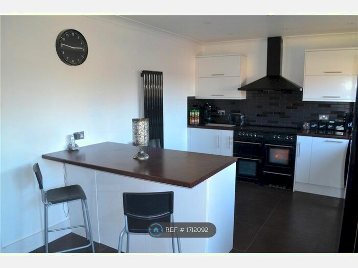 4 Bedroom Semi-Detached House To Rent In Towncourt Lane, Orpington, BR5