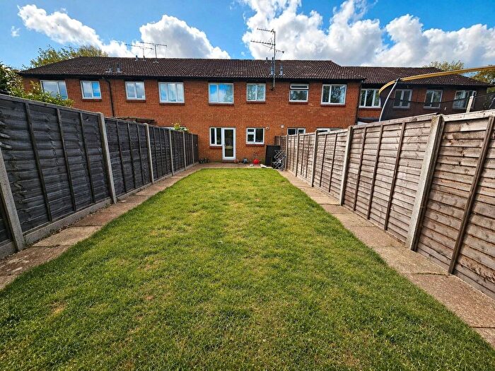 1 Bedroom Flat For Sale In Venton Close, Goldsworth Park, Woking, Surrey, GU21