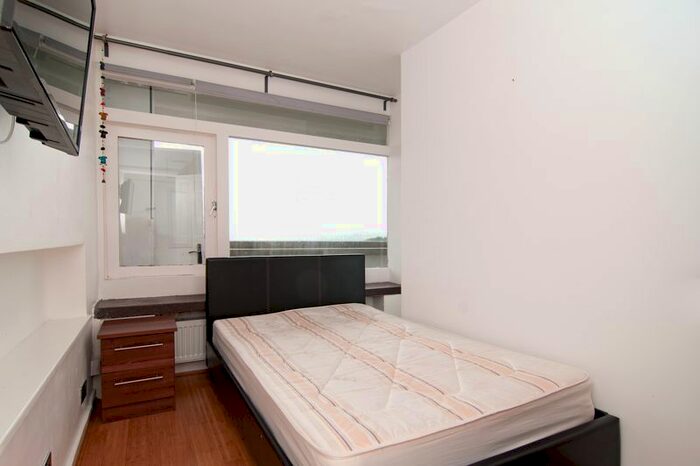 3 Bedroom Flat To Rent In Tangley Grove, London, SW15