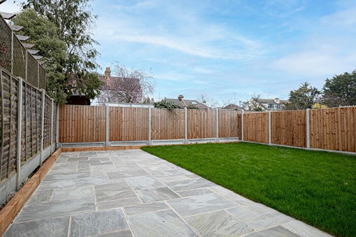 2 Bedroom Flat For Sale In Cumberland Avenue, Southend-On-Sea, SS2