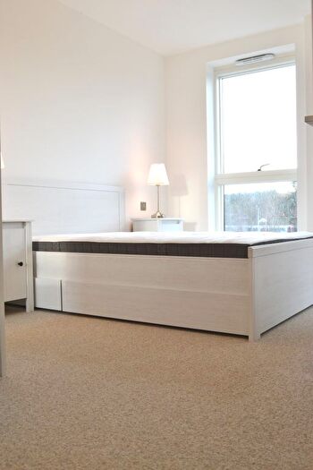 2 Bedroom Flat To Rent In Lakeside Drive, Hanger Lane, London, NW10