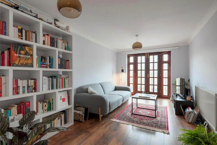 2 Bedroom Flat To Rent In Louisa Close, Hackney, E9