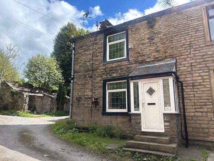 3 Bedroom End Of Terrace House For Sale In Huddersfield Road, Waterhead, Oldham, Greater Manchester, OL4