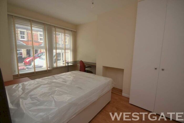 4 Bedroom Terraced House To Rent In Pitcroft Avenue, Reading, RG6