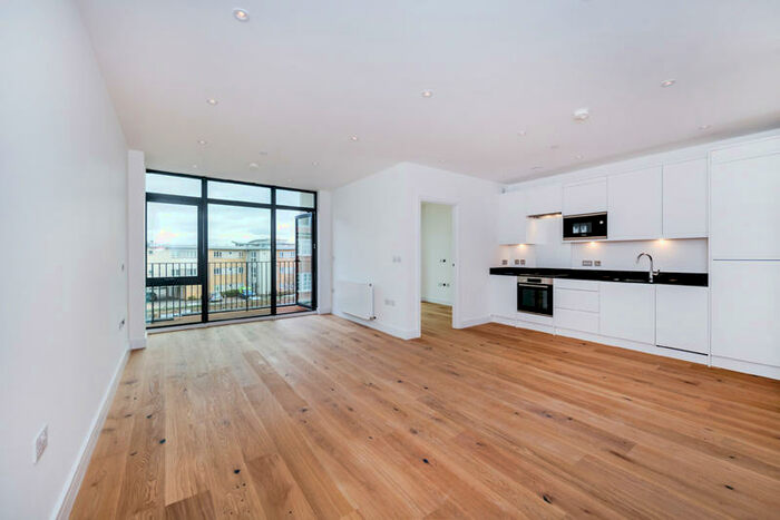 3 Bedroom Apartment To Rent In Rosemead, Chertsey, Surrey, KT16