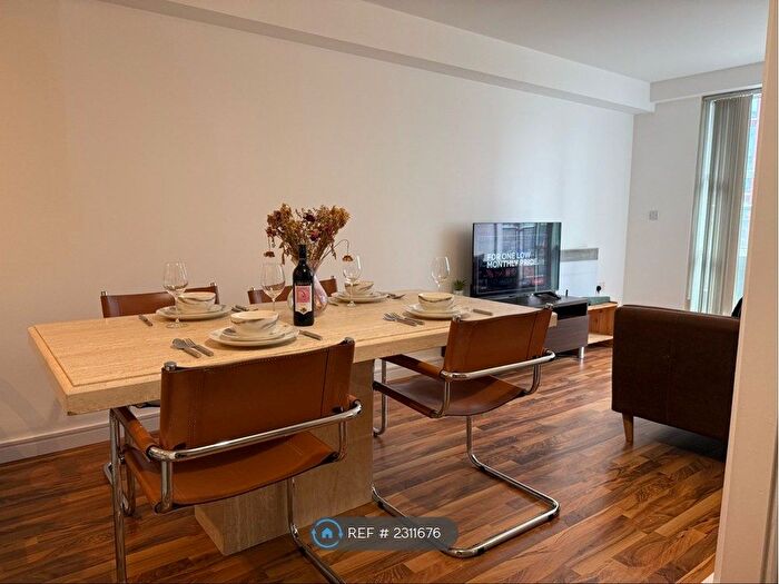 3 Bedroom Flat To Rent In The Quadrangle, Manchester, M1