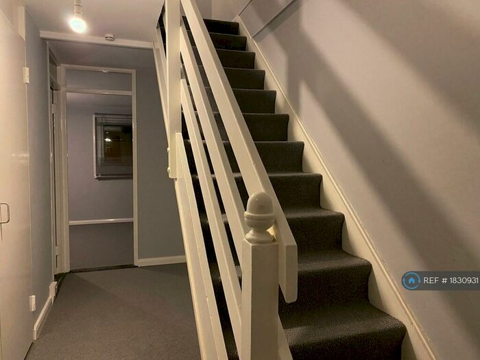 2 Bedroom Maisonette To Rent In Whippingham House, London, E3