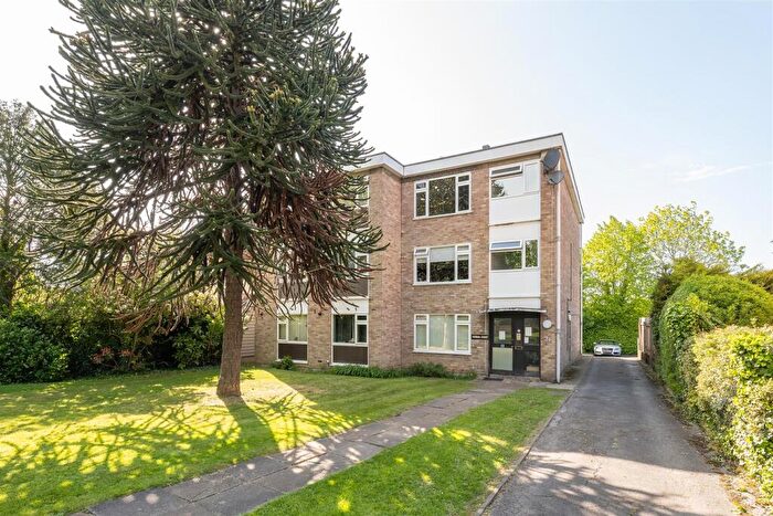 2 Bedroom Flat For Sale In Castle Avenue, Highams Park, E4