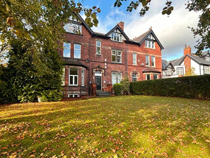 2 Bedroom Flat To Rent In Weetwood Lane, Weetwood, Leeds, LS16