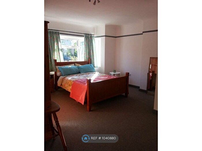 Studio To Rent In Whitworth Road, London, SE25