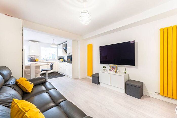 3 Bedroom End Terrace House For Sale In Rosehill Gardens, Perivale, Greenford, UB6