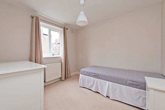 3 Bedroom Flat To Rent In Rutland Court, Queens Drive, West Acton, London, W3
