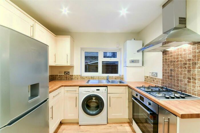 2 Bedroom Apartment To Rent In Balham Grove, London, SW12
