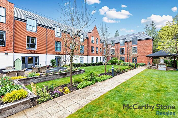 1 Bedroom Apartment For Sale In Dukes Ride, Crowthorne, Berkshire, RG45