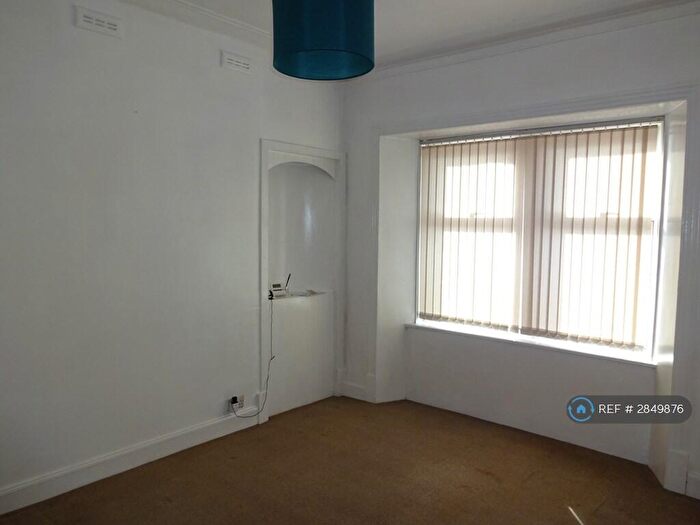 2 Bedroom Flat To Rent In Maxwellton Street, Paisley, PA1