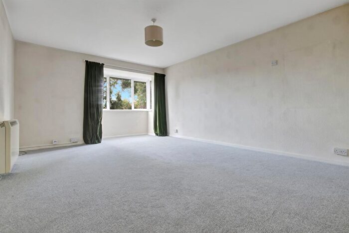 2 Bedroom Flat To Rent In Bedroom Flat In Chichester, PO19