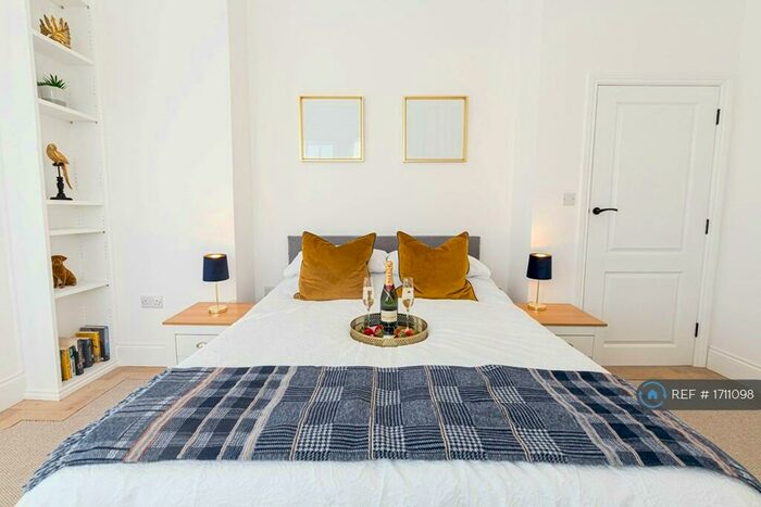 2 Bedroom Flat To Rent In Elizabeth Court, Poole, BH15