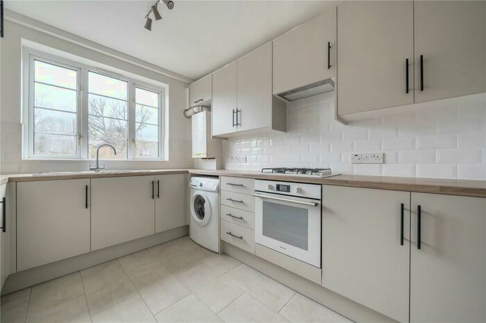 2 Bedroom Flat To Rent In Seymour Court, Eversley Park Road, Winchmore Hill, London, N21