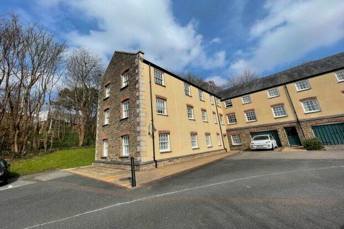 2 Bedroom Flat To Rent In Yew Tree Court, Truro, TR1