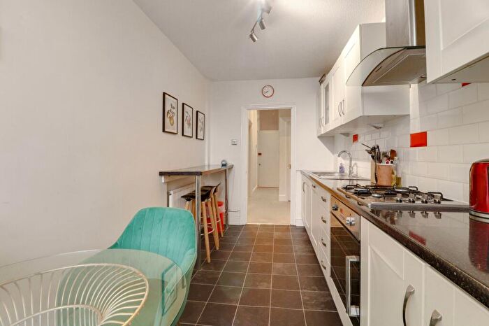 1 Bedroom Flat For Sale In Bridge Road, East Molesey, KT8