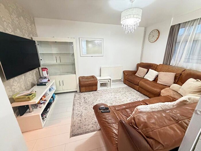 3 Bedroom Flat To Rent In Mansford Street, London, E2