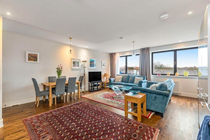 1 Bedroom Flat For Sale In / Logie Green Road, Canonmills, Edinburgh, EH7