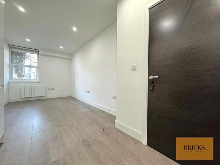 1 Bedroom Flat To Rent In Key Point, High Street, Potters Bar, EN6