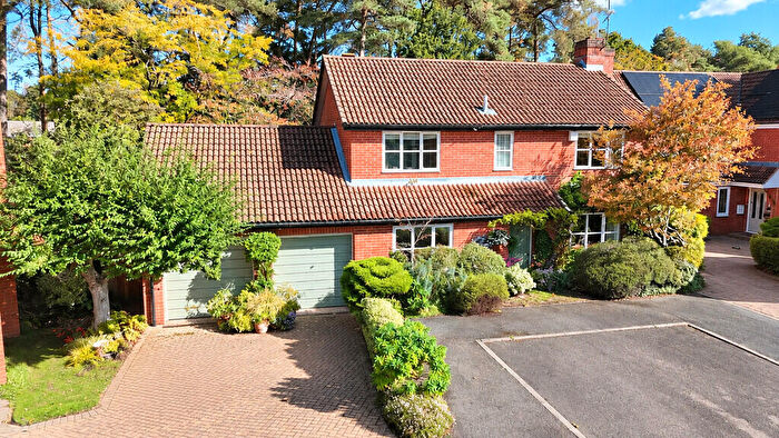 4 Bedroom Detached House For Sale In Cheylesmore Drive, Frimley, GU16