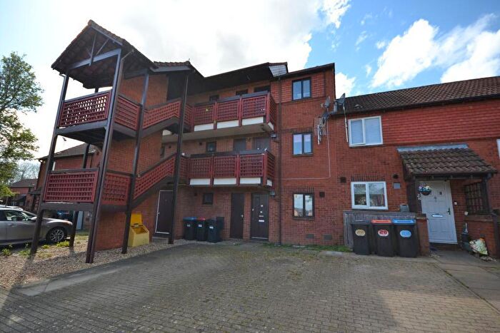 1 Bedroom Maisonette For Sale In Buzzacott Lane, Furzton, Milton Keynes, Buckinghamshire, MK4