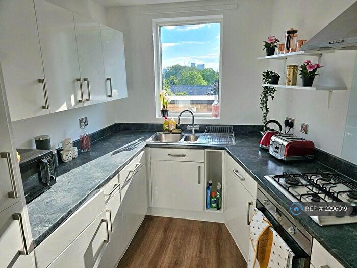 2 Bedroom Flat To Rent In Duckham Court, London, E14