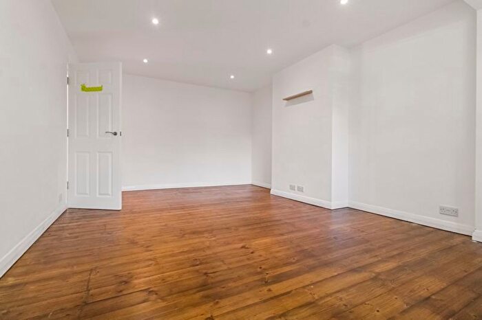 2 Bedroom Flat To Rent In The Green, London, N21