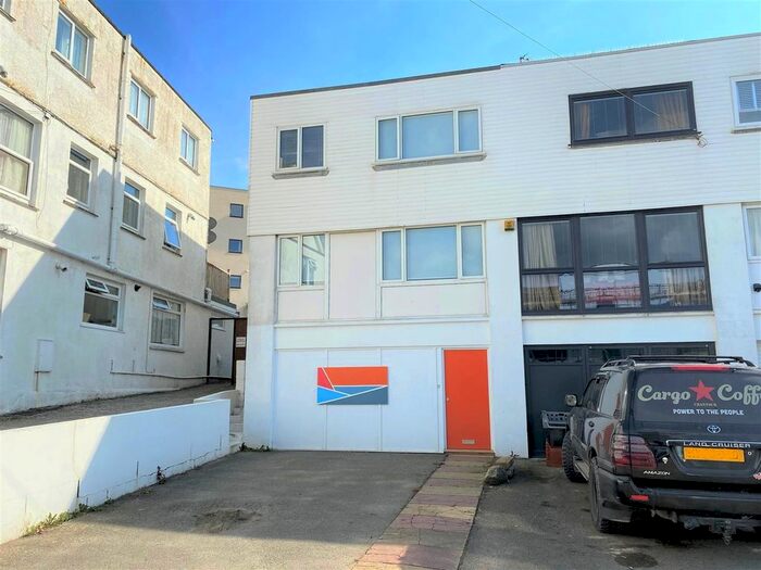 4 Bedroom End Of Terrace House To Rent In Farfield Place, Pentire Avenue, Newquay, TR7