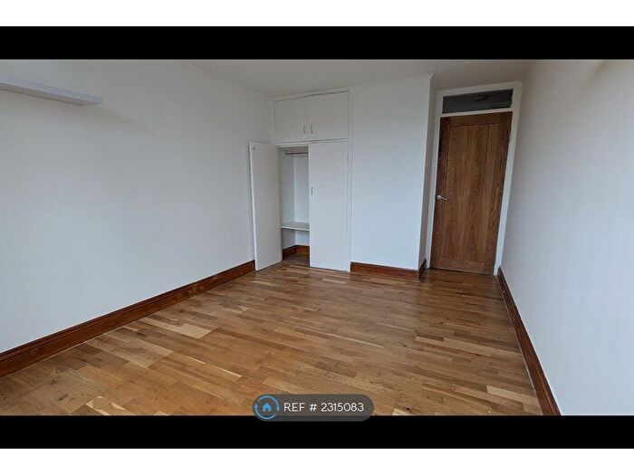 2 Bedroom Flat To Rent In Craigside, Kingston Upon Thames, KT2