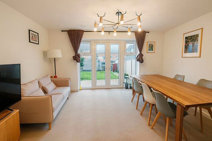 3 Bedroom Terraced House For Sale In Greenham Avenue, Reading, RG2