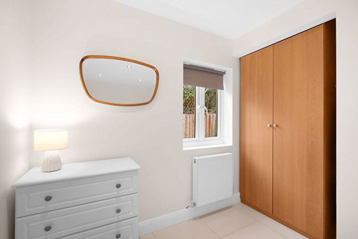 4 Bedroom Flat To Rent In Woodside Park Road, London, N12