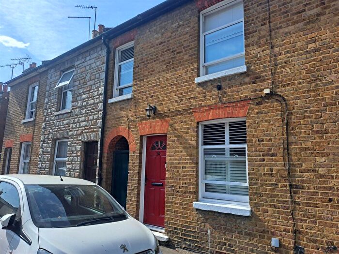 2 Bedroom Cottage To Rent In Alwyns Lane, Chertsey, KT16