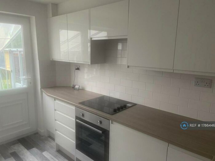 3 Bedroom Semi-Detached House To Rent In Goodrington Close, Banbury, OX16