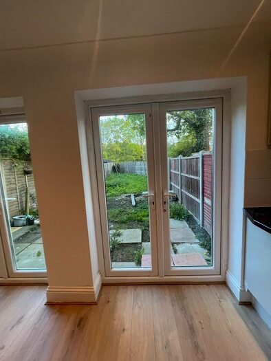 3 Bedroom Flat To Rent In Holroyd Road, Esher, KT10