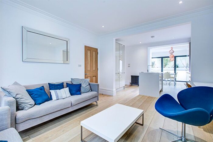 3 Bedroom Flat To Rent In Elgin Avenue, London, W9